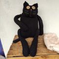 czarny wełniany kot