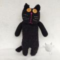 czarny kot uszyty ze swetra