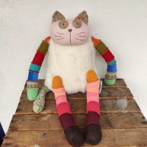kot uszyty ze swetrów