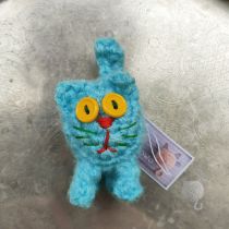 niebieski szydełkowy kot magnes